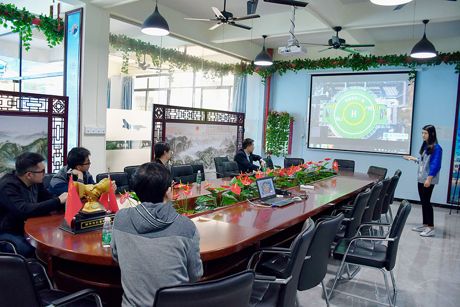 恒大地产领导考察送飞实业集团的留影纪念图