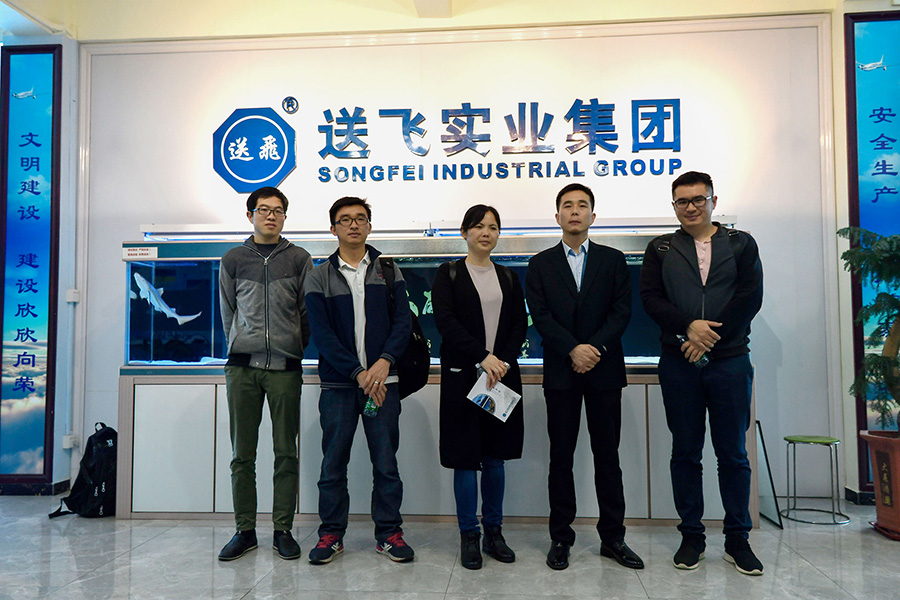 恒大地产领导考察送飞实业集团的留影纪念图